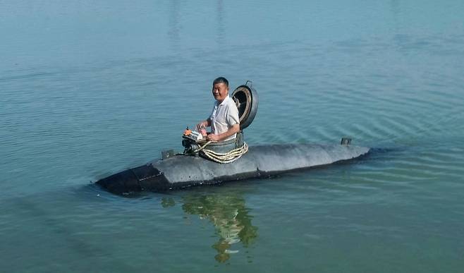 지난 2일 장 씨가 자신이 직접 만든 잠수함을 중국 안후이성의 한 강에서 조종하고 있다.  AFP 연합뉴스