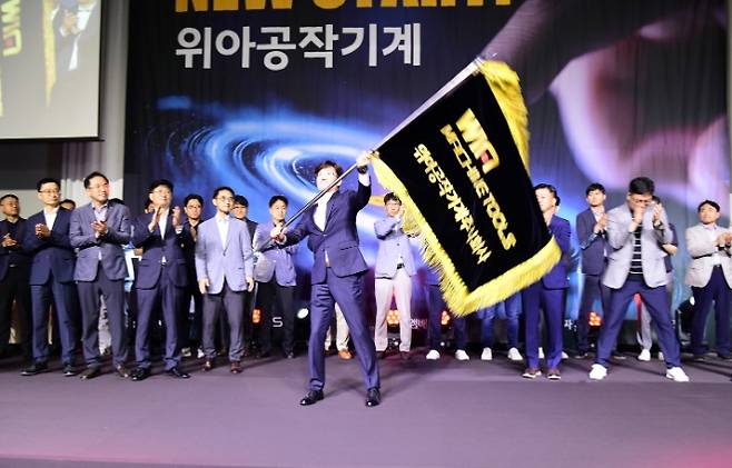 주재진 위아공작기계 대표이사가 18일 사기를 흔들고 있다.  위아공작기계 제공