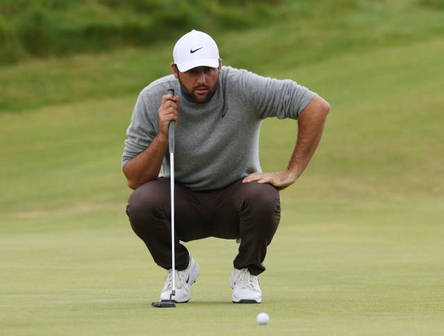 그린을 읽고 있는 셰플러. 사진 제공=로이연합뉴스