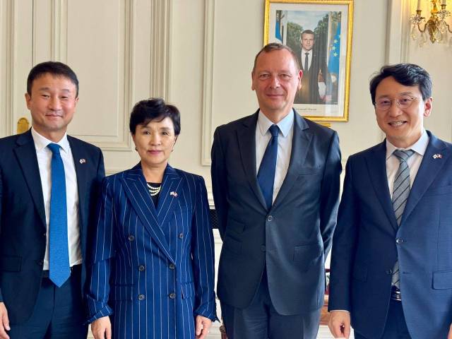 대통령 프랑스 특사로 파리를 방문한 강금실(왼쪽에서 두번쨰) 전 법무부 장관은 16일(현지시간) 에마뉘엘 본 프랑스 대통령실 외교수석(〃 세번째)과 만나 이재명 대통령의 친서를 전달했다. 사진제공-외교부