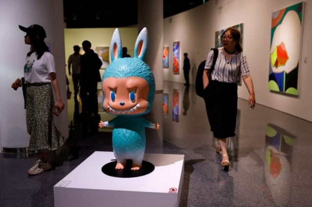 경매에서 약 2억원에 낙찰된 131cm 크기의 라부부 인형. 로이터연합뉴스