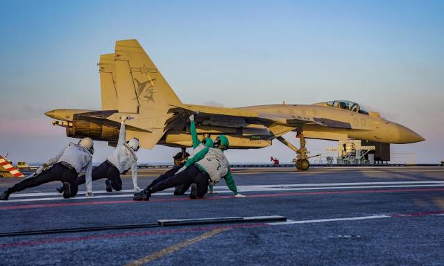 중국 인민해방군 해군 항공모함 산둥함의 이륙 및 착륙 지원 비행단의 장교와 선원들이 4월 원양 훈련 중 함재 전투기 J-15T가 양호한 상태임을 확인하고 있다. 글로벌타임스 캡쳐