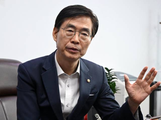 조경태 국민의힘 의원이 16일 서울 여의도 국회 의원회관에서 서울경제신문과 인터뷰를 갖고 있다. 성형주 기자