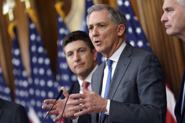 미 하원 금융서비스위원장인 프렌치 힐이 17일(현지 시간) 워싱턴 연방의회에서 지니어스법 통과 후 기자회견을 하고 있다. EPA연합뉴스