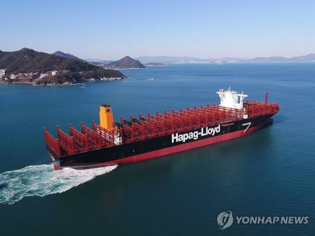 한화오션이 건조한 2만 4000급 이중연료 추진 초대형 컨테이너선. 사진 제공=한화오션