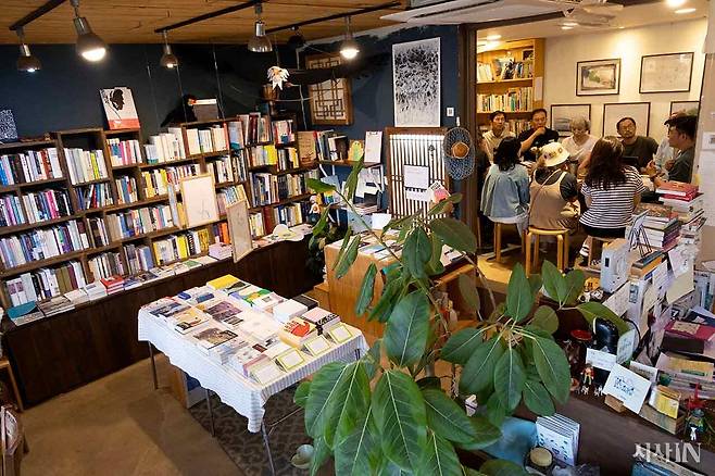 6월14일 제주 서귀포시 안덕면 사계리에 위치한 ‘어떤바람’ 한편에서 ‘찾아가는 독자위원회’가 진행되고 있다. ⓒ시사IN 박미소