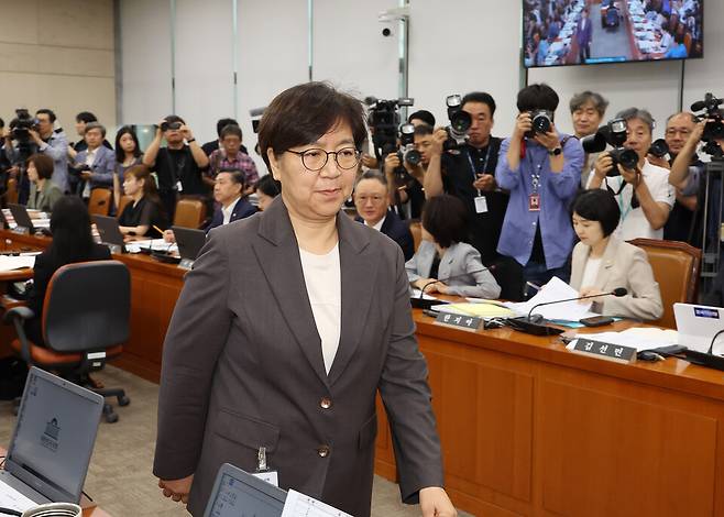 정은경&nbsp;보건복지부 장관 후보자가 18일 국회 보건복지위원회에서 열린 인사청문회에서 더불어민주당 소속 박주민 위원장에게 선서문을 제출한 뒤 돌아서 자리로 향하고 있다. ⓒ연합뉴스