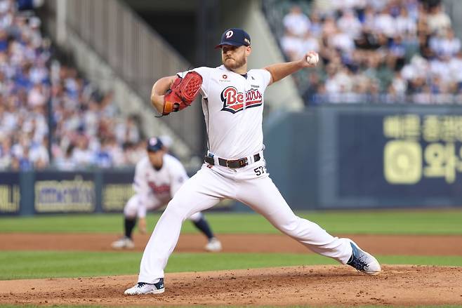 두산 콜 어빈이 지난 2일 잠실 삼성전에서 공을 던지고 있다. 두산베어스 제공