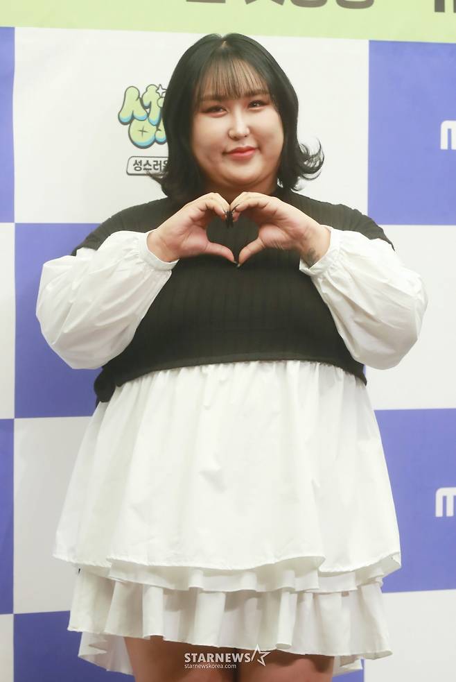 방송인 풍자가 27일 오전 서울 마포구 상암동 스탠포드호텔에서 진행된 MBC에브리원 새 예능 '성지순례' 제작발표회에 참석해 포즈를 취하고 있다. 범인(凡人)들의 욕망 가득한 성지를 찾아 나선 개신교, 불교, 천주교 성직자들의 홀리한 속세 체험기를 담은 버라이어티 프로그램 '성지순례'는 오는 31일 첫 방송된다. /2023.10.27 /사진=이동훈