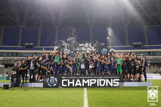 일본 축구대표팀 선수들이 15일 용인미르스타디움에서 열린 한국과의 2025 동아시아축구연맹(EAFF) E-1 풋볼 챔피언십(동아시안컵) 3차전을 마친 뒤 우승 세리머니를 하고 있다. /사진=대한축구협회 제공