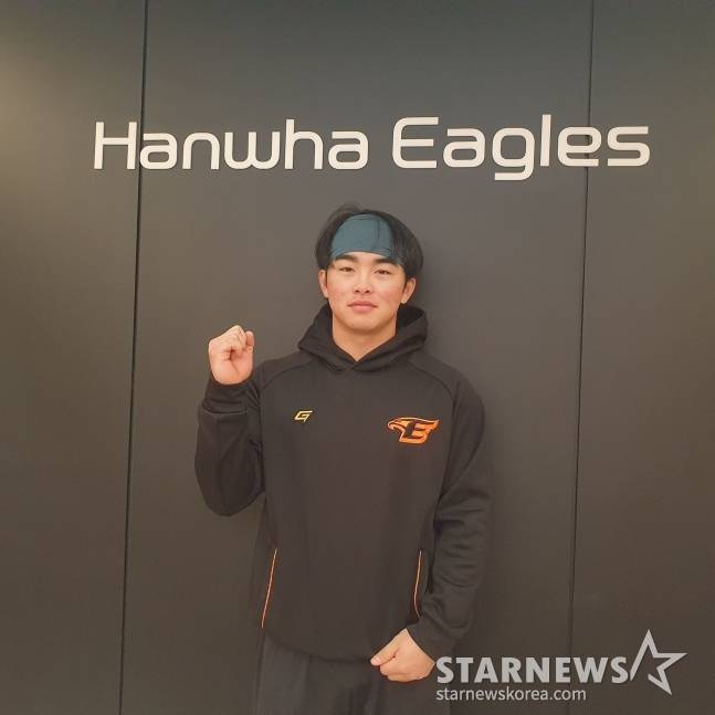 한화 문현빈이 올해 1월 대전한화생명이글스파크에서 사진 촬영에 응하고 있다. /사진=김동윤 기자