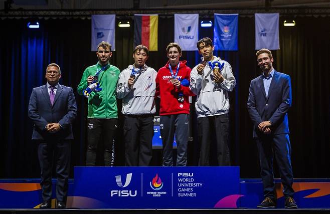 2025 하계 유니버시아드대회 남자 사브르 금메달을 차지한 박상원(왼쪽 세 번째)와 동메달 황희근(오른쪽 두 번째). /사진=대한펜싱협회 제공