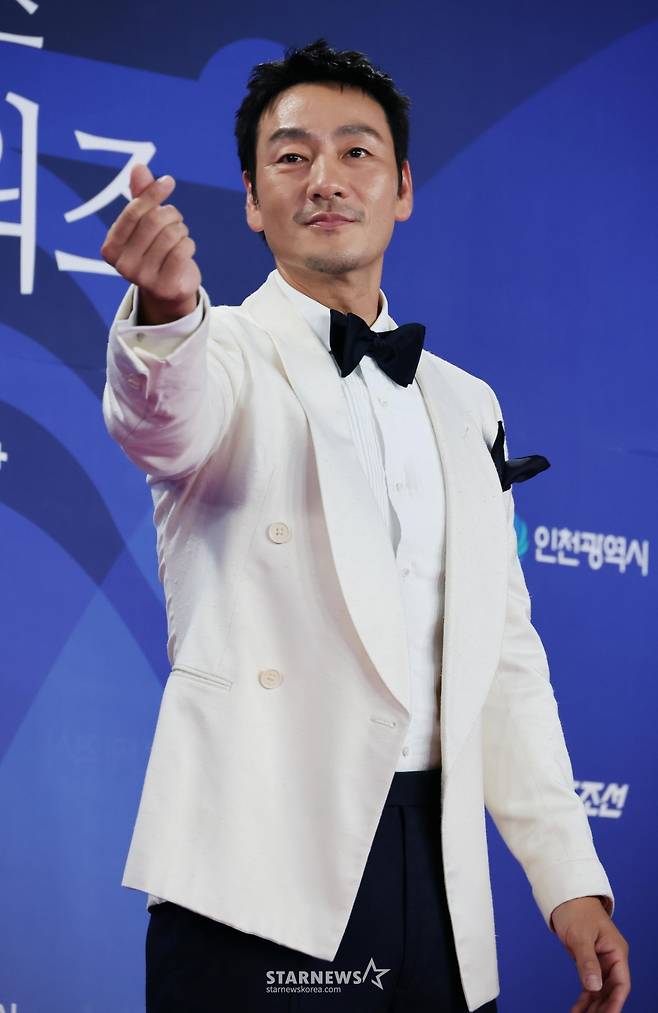 박해수 '시크한 손하트'[★포토]