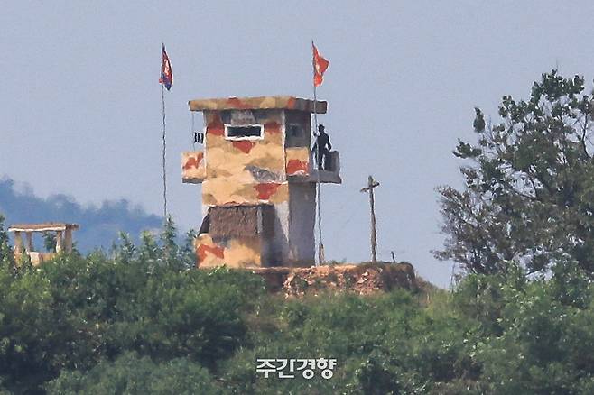 2021년 8월 경기도 군사분계선 너머로 북한군 초소가 보이고 있다. 이준헌 기자