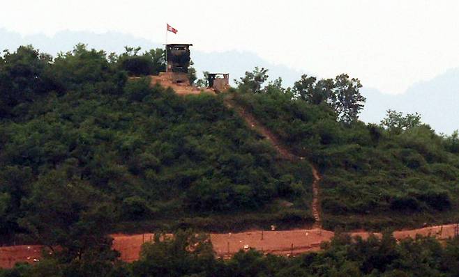 지난 6월 13일 경기 연천군 비룡전망대에서 바라본 북한 초소 / 대통령실사진기자단