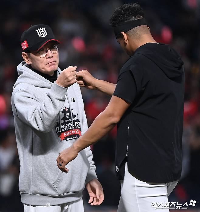 KT 위즈 이강철 감독과 선발투수 윌리엄 쿠에바스가 2023년 포스트시즌 경기에서 승리한 뒤 하이파이브하고 있다. 엑스포츠뉴스 DB