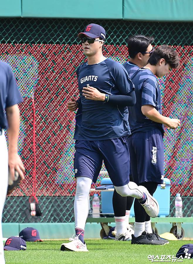 지난 6월 14일 오후 인천SSG랜더스필드에서 열리는 '2025 신한 SOL Bank KBO리그' 롯데 자이언츠와 SSG 랜더스의 경기에 앞서 롯데 윤성빈이 러닝을 하고 있다. 엑스포츠뉴스 DB