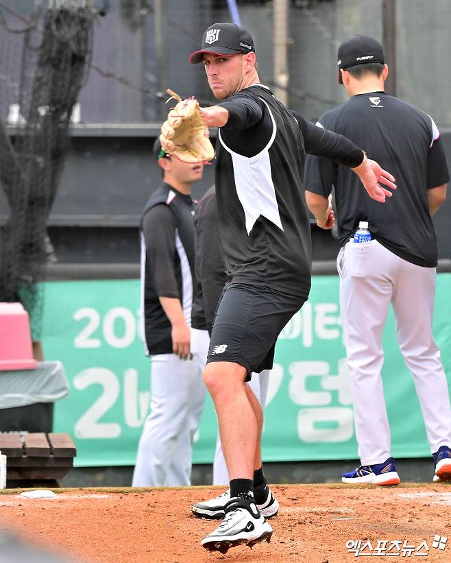 KT 위즈 새 외국인 투수 패트릭 머피가 17일 수원 KT위즈파크에서 훈련에 임하고 있다. 수원, 김한준 기자