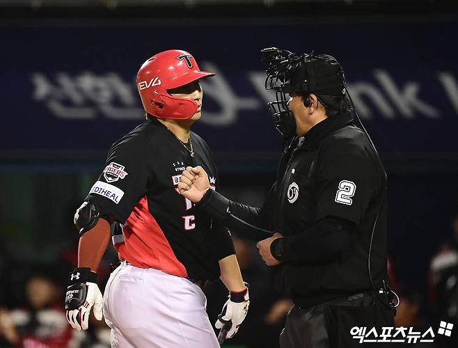 4일 오후 서울 송파구 잠실야구장에서 열린 '2025 신한 SOL Bank KBO리그' KIA 타이거즈와 LG 트윈스의 경기, 3회초 무사 KIA 선두타자 나성범이 헛스윙 삼진 아웃으로 물러나며 아쉬워하고 있다. 엑스포츠뉴스 DB