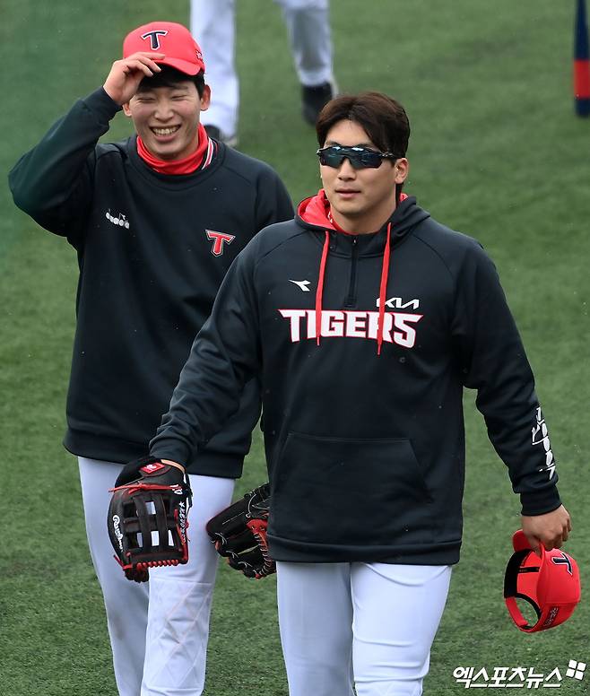 KIA 타이거즈의 스프링캠프가 1일 전라남도 함평 KIA챌린저스필드에서 진행됐다. KIA 김호령과 나성범이 더그아웃으로 이동하고 있다. 엑스포츠뉴스 DB