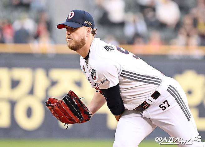 두산 베어스 외국인 투수 콜 어빈이 18일 문학 SSG 랜더스전에서 후반기 첫 선발 등판에 나선다. 엑스포츠뉴스 DB