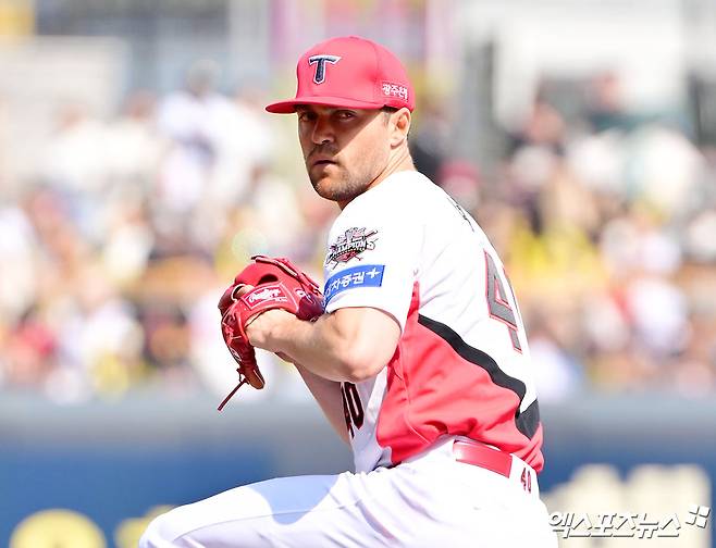 22일 오후 광주기아챔피언스필드에서 열린 '2025 신한 SOL Bank KBO리그' NC 다이노스와 KIA 타이거즈의 개막전 경기, 1회초 KIA 선발투수 네일이 공을 힘차게 던지고 있다. 엑스포츠뉴스 DB