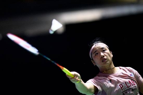 배드민턴 여자 단식 세계 1위 안세영이 세계배드민턴연맹(BWF) 월드투어 슈퍼 750 일본오픈에서 자신의 최대 라이벌 중국의 천위페이(5위)에 복수극을 펼치고 준결승에 올랐다. 안세영은 18일 일본 도쿄의 도쿄 메트로폴리탄 체육관에서 열린 대회 나흘 째 여자단식 8강에서 천위페이를 43분 만에 게임스코어 2-0(21-16 21-9)으로 완파했다. 안세영은 지난 5월 싱가포르오픈 8강에서 천위페이에 0-2로 졌다. 두 달 만에 설욕에 성공했다. 연합뉴스