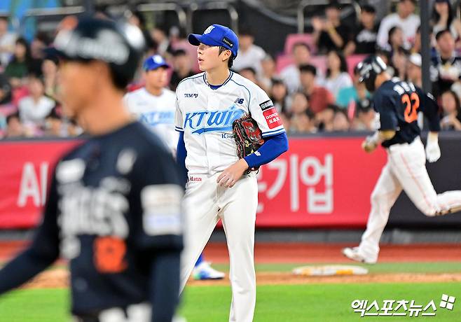 18일 오후 수원KT위즈파크에서 열린 '2025 신한 SOL Bank KBO리그' 한화 이글스와 KT 위즈의 경기, 5회초 2사 1루 KT 오원석이 한화 채은성에게 투런 홈런을 허용한 후 아쉬워하고 있다. 수원, 김한준 기자