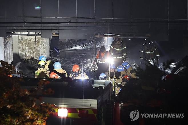 광명 아파트 화재 현장 살피는 소방대원 (광명=연합뉴스) 홍기원 기자 = 17일 주차장에 불이 난 경기도 광명시 소하동 한 아파트에서 소방대원이 화재 현장을 살피고 있다. 2025.7.17 xanadu@yna.co.kr