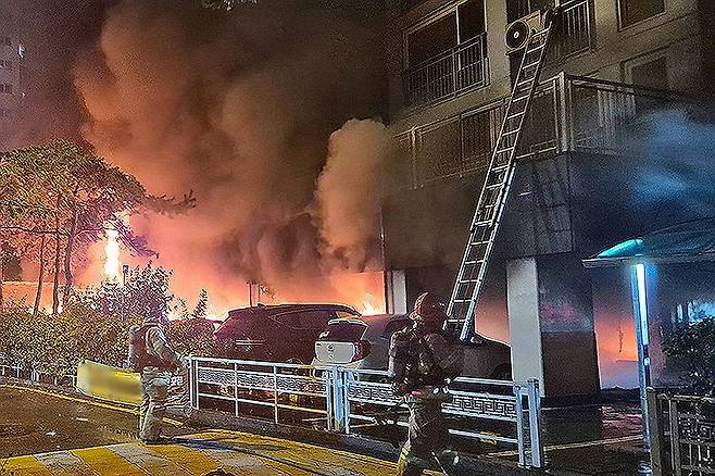 광명 아파트 주차장서 화재 (광명=연합뉴스) 17일 오후 9시 10분께 경기도 광명시 소하동의 한 아파트 주차장에서 불이 나 소방대원들이 진화 작업을 하고 있다. 2025.7.17 [독자 제공. 재판매 및 DB 금지] photo@yna.co.kr