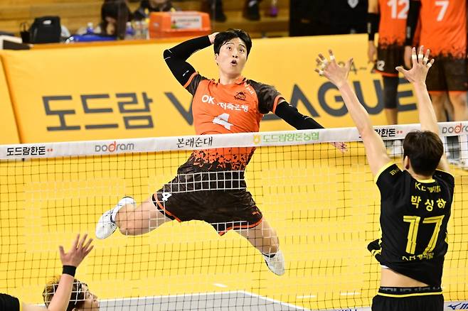 스파이크하는 OK저축은행의 김웅비(중앙) [한국배구연맹 제공. 재판매 및 DB 금지]