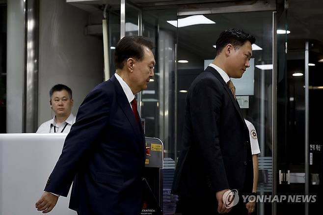 윤석열 전 대통령, 구속심사 마치고 서울구치소로 (서울=연합뉴스) 12.3 비상계엄 사태 관련 내란 혐의를 받는 윤석열 전 대통령이 9일 서울 서초구 서울중앙지방법원에서 구속 전 피의자 심문(영장실질심사)을 마치고 대기 장소인 서울구치소로 이동하고 있다. 2025.7.9 [사진공동취재단] photo@yna.co.kr