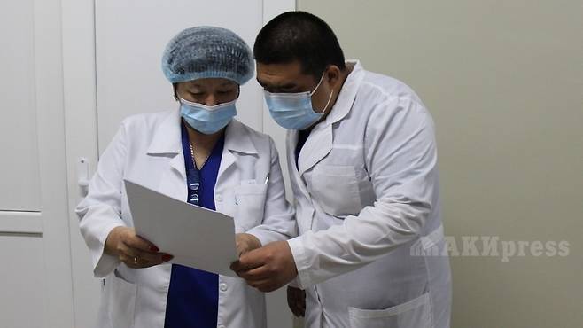 키르기스스탄 의사들 [키르기스 뉴스통신 AKI프레스 캡처. 재판매 및 DB 금지]