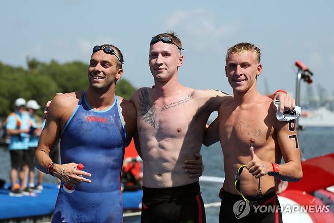 오픈워터 남자 5㎞ 우승자 벨브로크(가운데)와 2위 팔트리니에리(왼쪽), 3위 올리비에. [EPA=연합뉴스]