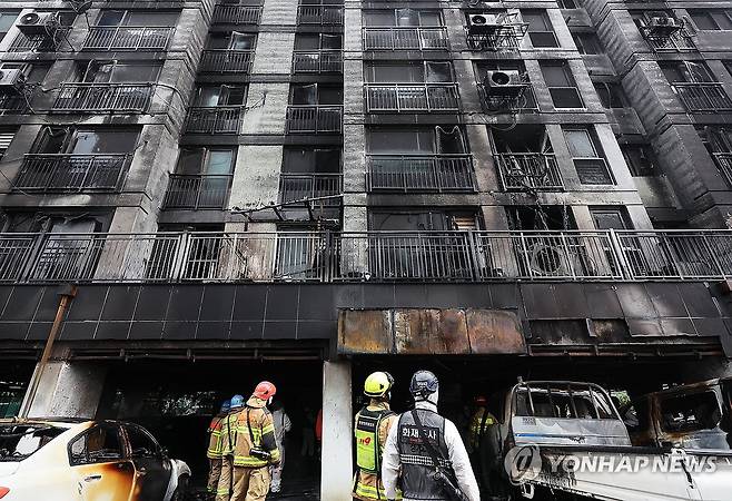 화재 현장 살펴보는 관계자들 (광명=연합뉴스) 홍기원 기자 = 전날 주차장에서 발생한 화재로 다수의 인명피해가 발생한 경기도 광명시 소하동 한 아파트에서 18일 경찰과 소방 등 관계자들이 현장을 살펴보고 있다. 2025.7.18 xanadu@yna.co.kr