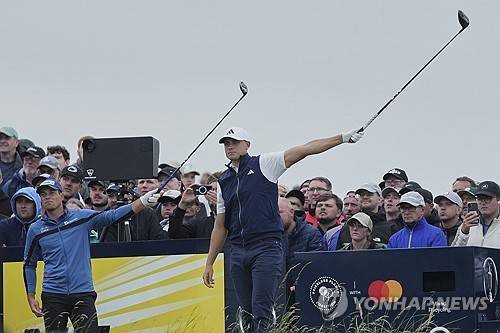 공이 빗나가자 조심하라고 경고하는 두 선수. [AP=연합뉴스]