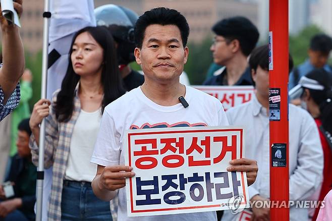 중앙선관위 앞 집회 참석한 전한길 (과천=연합뉴스) 서대연 기자 = 전 한국사 강사 전한길 씨가 30일 경기도 과천시 중앙선거관리위원회 앞에서 열린 사전투표 폐지 및 공정선거 보장 촉구 집회에 참석하고 있다. 2025.5.30 dwise@yna.co.kr