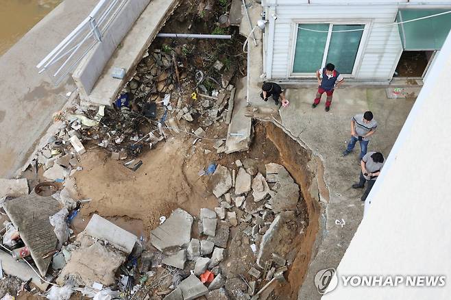 수마가 할퀴고 간 광주 도심 (광주=연합뉴스) 김혜인 기자 = 18일 오전 광주 북구 신안동 한 공장의 바닥이 전날 쏟아진 역대급 폭우의 영향으로 무너져있다. 전날 광주에는 하루 426.4㎜의 비가 내려 기상 관측 이래 가장 많은 강수량을 보였다. 2025.7.18 in@yna.co.kr