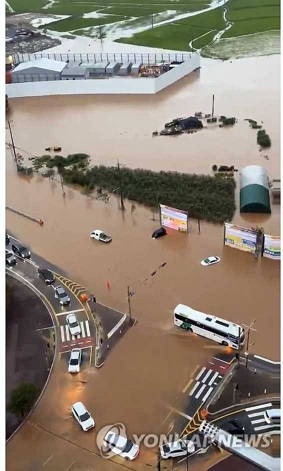 시간당 100mm 폭우 내린 서산 물바다 (서산=연합뉴스) 17일 오전 서산시 성연면 성연 삼거리가 물에 잠겨 있다. 밤사이 서산에서는 시간당 114.9mm의 폭우가 쏟아졌다. 이는 100년에 1번 발생할 수 있는 강우량이라고 기상청은 설명했다. 2025.7.17 [독자제공, 재판매 및 DB 금지] youngs@yna.co.kr