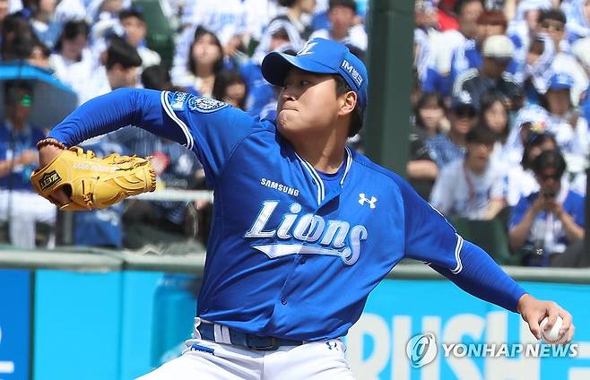 역투하는 삼성 선발 이승현 (부산=연합뉴스) 강선배 기자 = 18일 부산 사직야구장에서 열린 프로야구 2025 신한 SOL 뱅크 KBO리그 삼성 라이온즈와 롯데 자이언츠의 경기. 1회 말 삼성 선발투수 이승현이 투구하고 있다. 2025.5.18 sbkang@yna.co.kr
