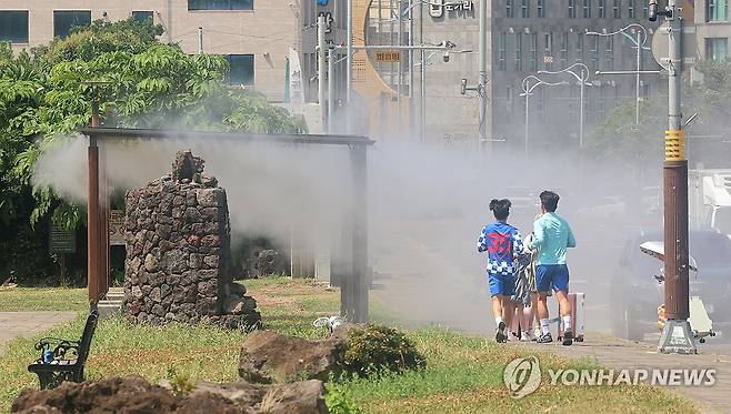 폭염주의보 내려진 제주 (서귀포=연합뉴스) 박지호 기자 = 제주도 해안에 폭염주의보가 내려진 18일 오전 서귀포시 서귀동 자구리공원에 설치된 쿨링포그 폭염쉼터에 사람들이 오가고 있다. 2025.7.18 jihopark@yna.co.kr