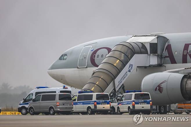 아프가니스탄 범죄자 송환 전세기 [dpa/AP 연합뉴스. 재판매 및 DB 금지]