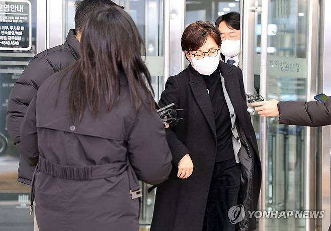 검찰 조사 마친 조현옥 전 인사수석 (전주=연합뉴스) 정경재 기자 = 조현옥 전 청와대 인사수석이 2일 중소기업진흥공단 이사장 임명 경위에 관한 검찰 조사를 마치고 전주지검 청사를 나오고 있다. 2024.2.2 jaya@yna.co.kr