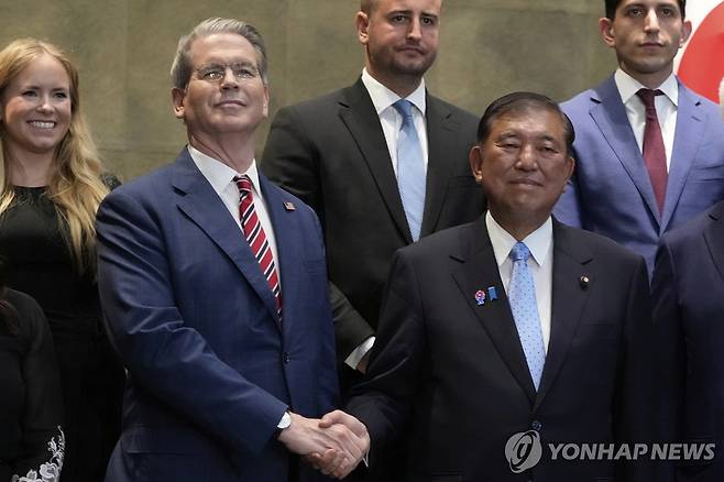악수하는 이시바 일본 총리와 베선트 미국 재무장관 (도쿄 AP=연합뉴스) 이시바 시게루 일본 총리와 스콧 베선트 미국 재무부 장관이 18일 도쿄에서 만나 악수하고 있다.