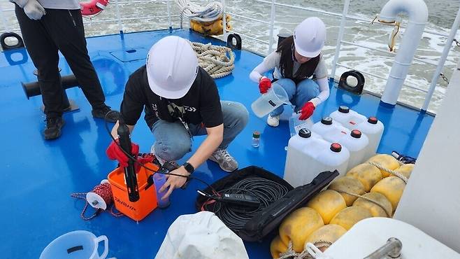 ▲ 인천시 보건환경연구원이 북한의 핵폐수 방류 소문에 강화 서쪽 해역에 대한 긴급 수질조사를 진행해, 최근 이상이 없다고 발표했다. /사진제공=인천시