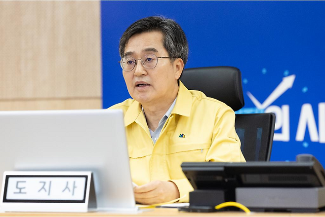 ▲ 18일 오전 경기도청 재난안전상황실에서 김동연 지사가 호우 대처 도-시·군 재난안전대책본부 회의를 주재하며 시·군별 현장 대응을 점검하고 있다./사진제공=경기도