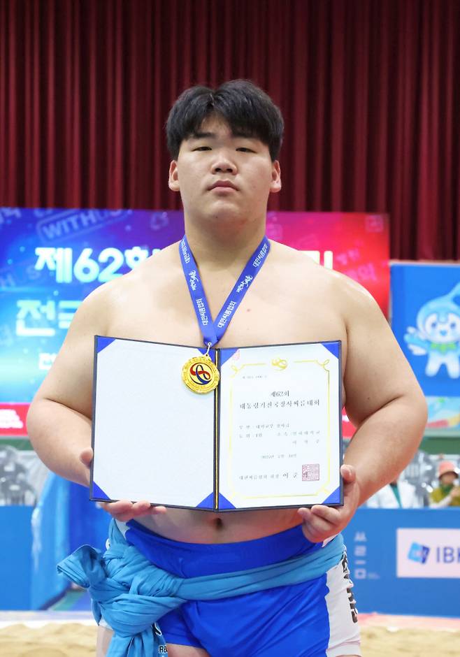 제62회 대통령기 전국장사씨름대회 대학부 장사급에서 우승하며 시즌 4관왕에 오른 이혁준(인하대)이 기념촬영을 하고 있다. 사진=대한씨름협회