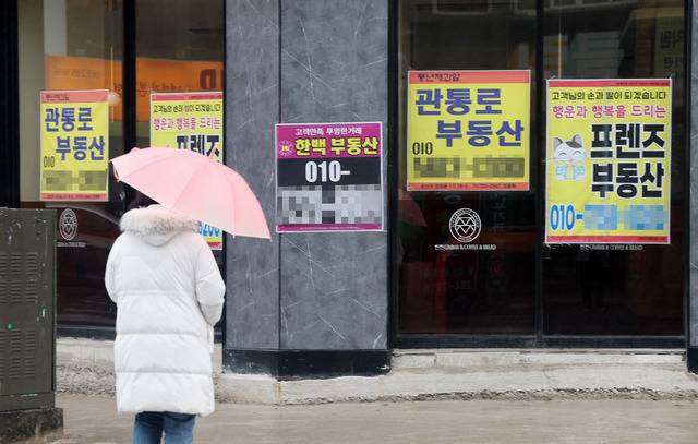 고금리·고물가가 이어지고 있는 가운데 19일 전주시 충경로 사거리를 비롯한 시내 곳곳에 임대을 알리는 안내문이 붙어 있다. 전북일보 DB