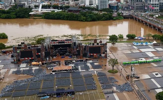 울산지역 호우특보가 발효된 19일 울산 태화강 남구둔치가 물에 잠기는 등 피해가 발생한 가운데 관계자들이 복구 작업을 하고 있다. 최지원 기자&nbsp;