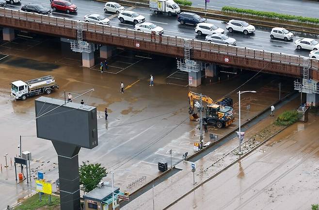 울산지역 호우특보가 발효된 19일 울산 태화강 남구둔치가 물에 잠기는 등 피해가 발생한 가운데 관계자들이 복구 작업을 하고 있다. 최지원 기자&nbsp;